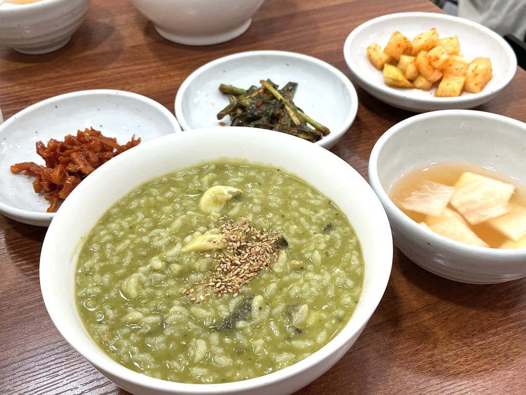 【韓国／釜山】長年愛されるアワビ粥「パダマルチョンボッチュ（바다마루전복죽）」（海雲台）