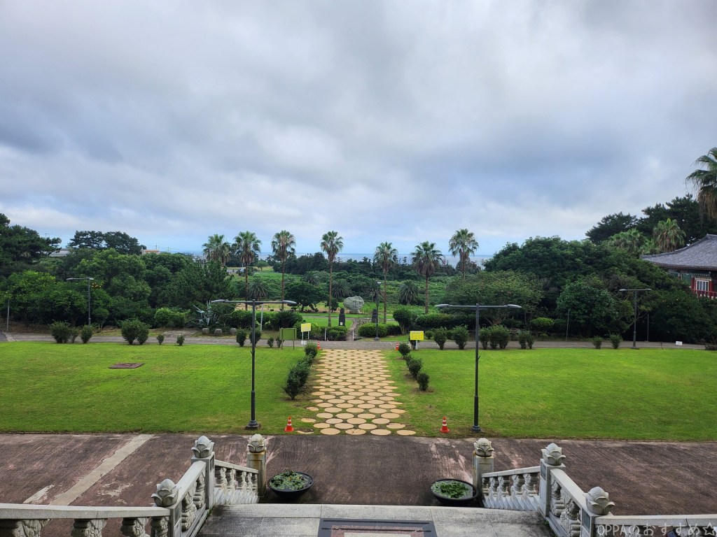 椰子の木が目を惹く薬泉寺の庭園