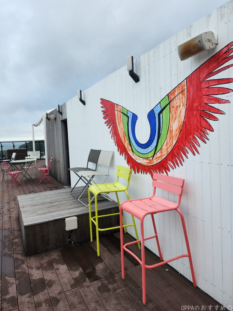羽の壁画があるフォトスポット