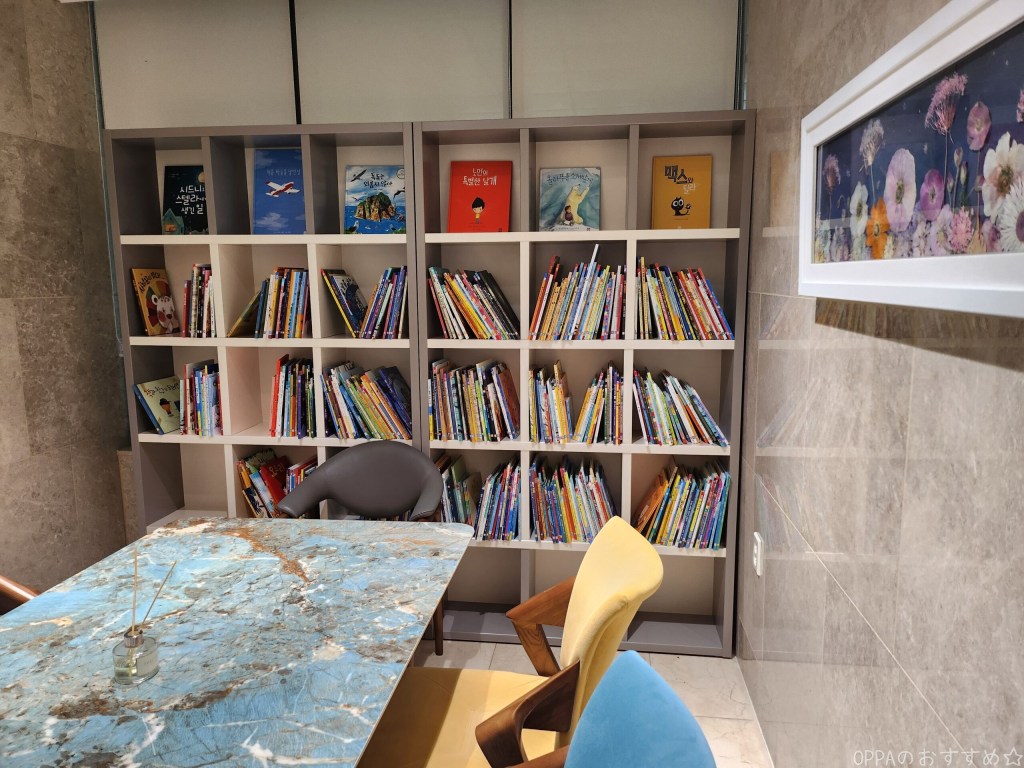 本棚と机のある共有スペース