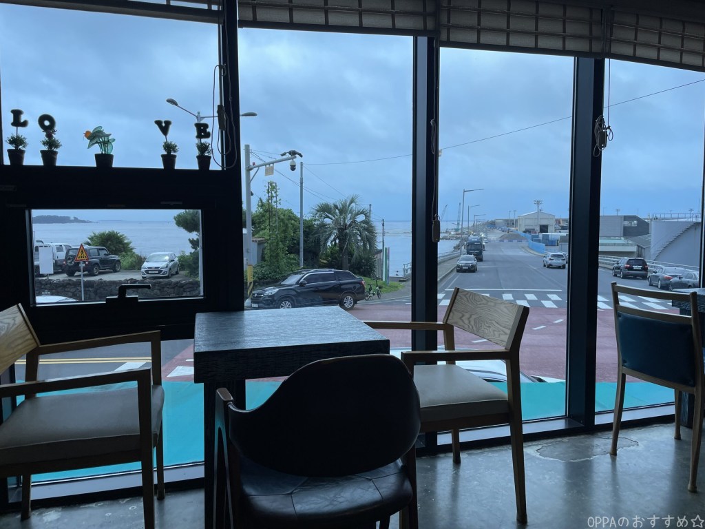 二階席から見える海