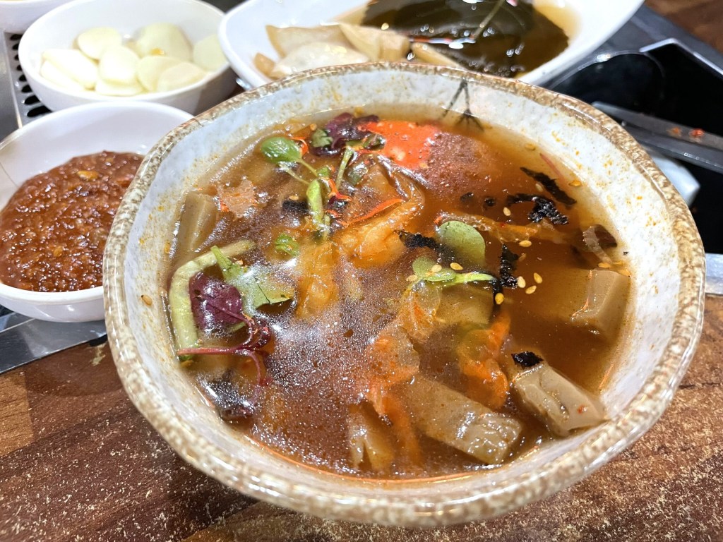 どんぐり豆腐入りの酸味のあるスープ