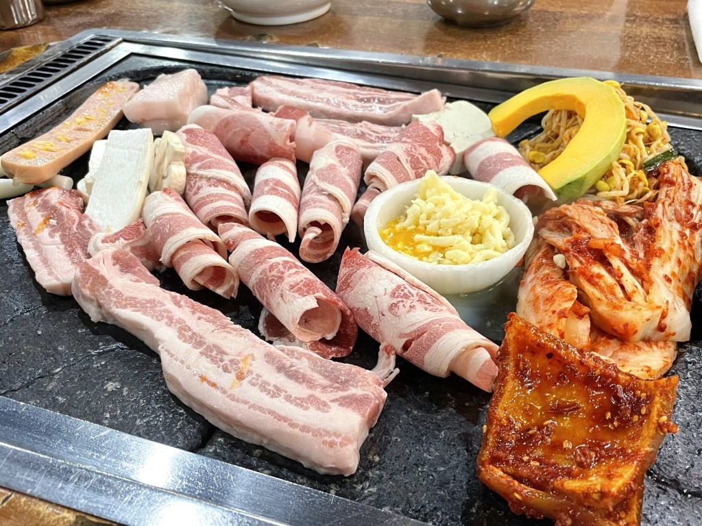 【韓国／ソウル】済州産の黒豚サムギョプサルが美味しすぎる「탐라 도야지（タンラ トヤジ）」（教大）
