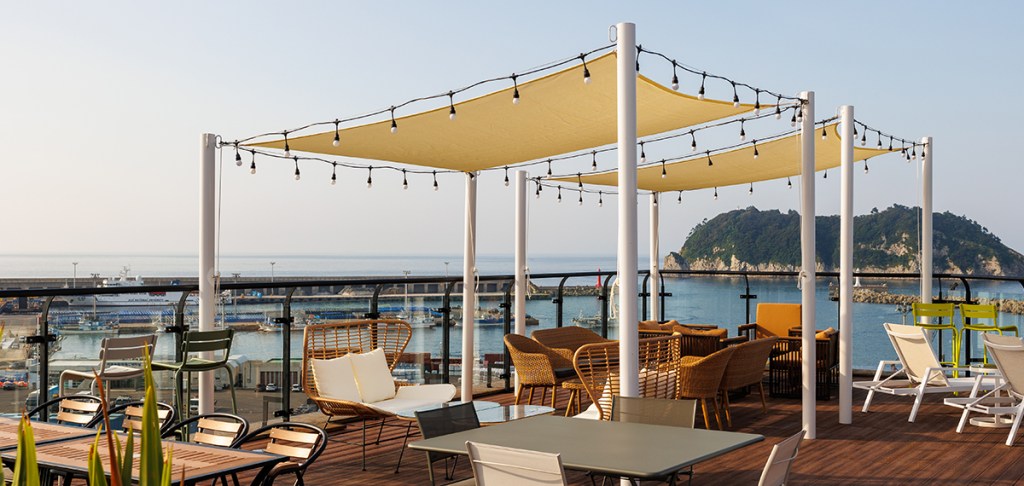 リゾート風のルーフトップガーデン