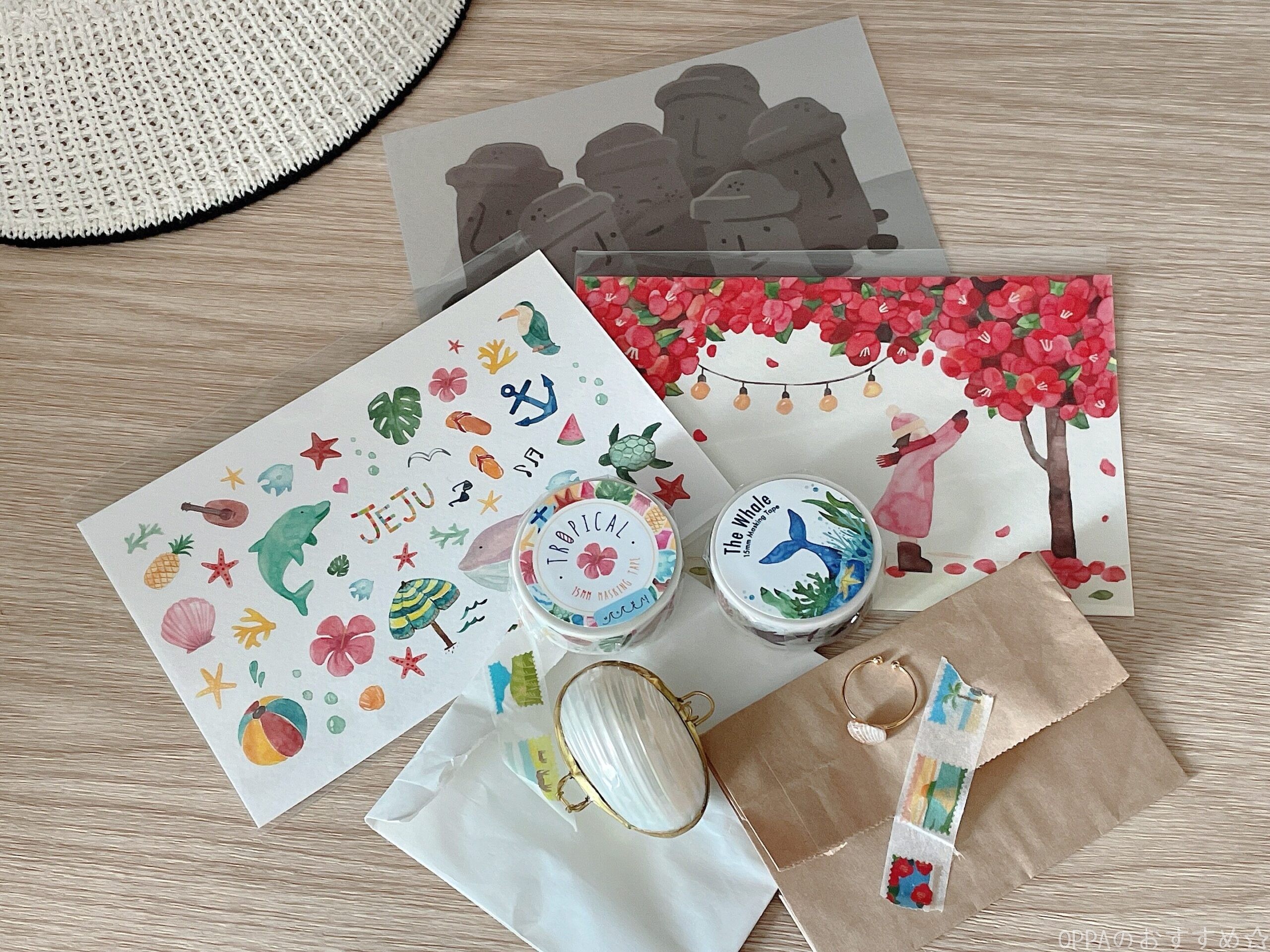 ハンドメイドのアクセサリーやポストカードなど