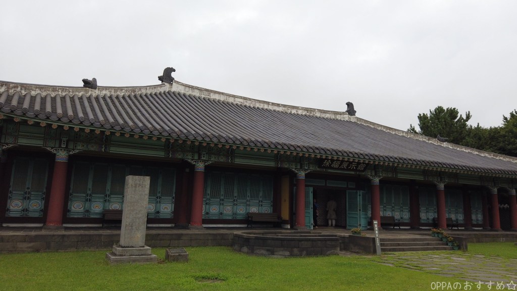 瓦屋根の平屋（徐福展示館の外観）