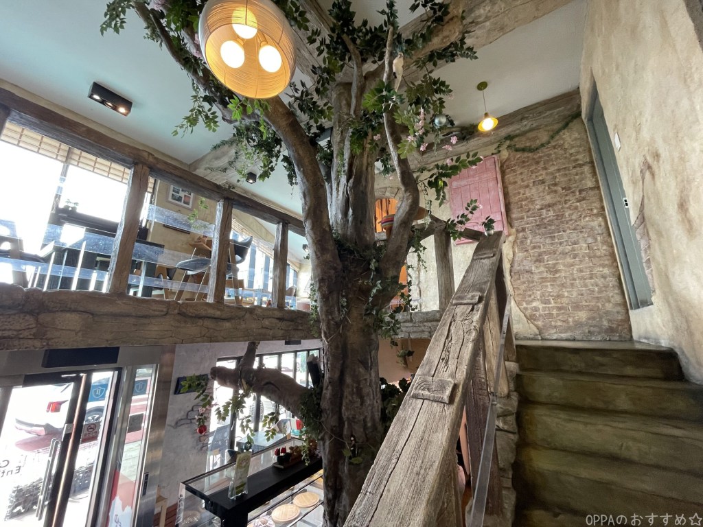 二階建ての店内