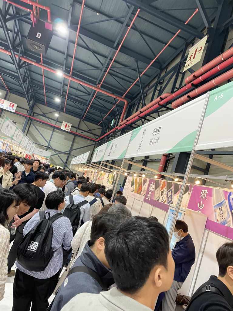 酒フェスティバルを楽しむ人たち