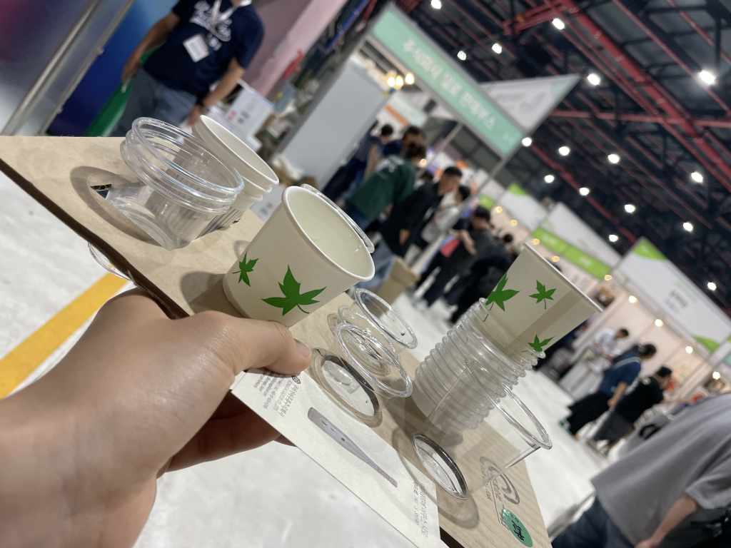 試飲用の小さい酒カップ