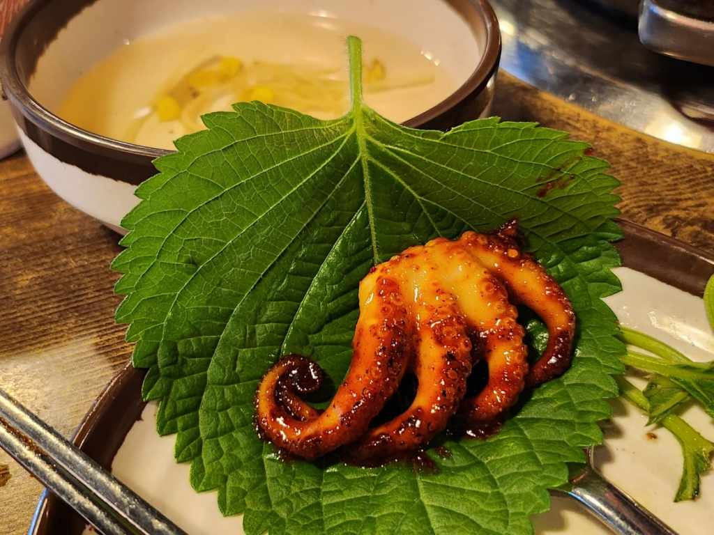 エゴマの葉に乗ったチュクミ