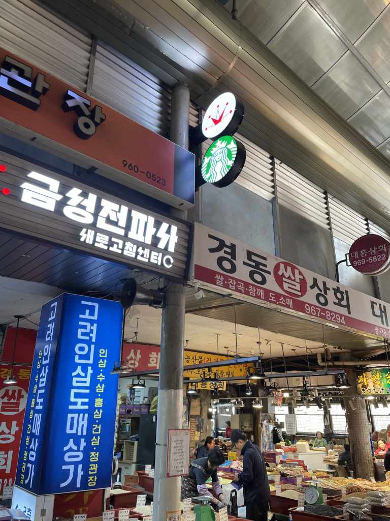 市場から見る小さなスタバ看板