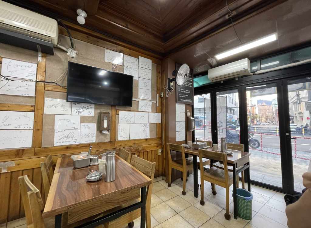 木の天井が温かい雰囲気の店内