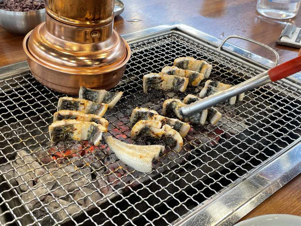 穴子を炭火焼している